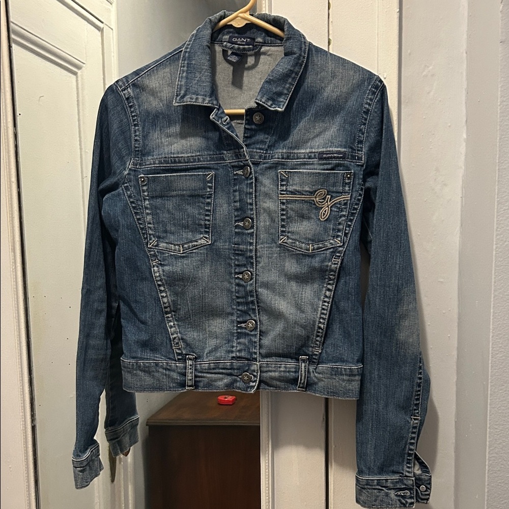 Gant Women's Classic Blue Jean Jacket. 99% cotton and 1% elastic.